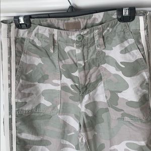 Mother camouflage cotton/linen cropped pants